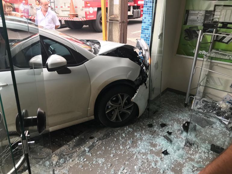 Corpo de Bombeiros, Em Martinópolis, condutora atingiu a porta de vidro de uma loja