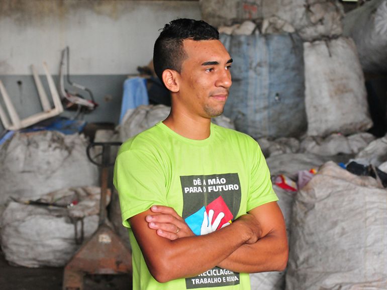 Marcio Oliveira, Aos 24 anos, Diego Victor tem dois filhos e cuida do setor administrativo da Cooperativa de Trabalhadores de Produtos Recicláveis