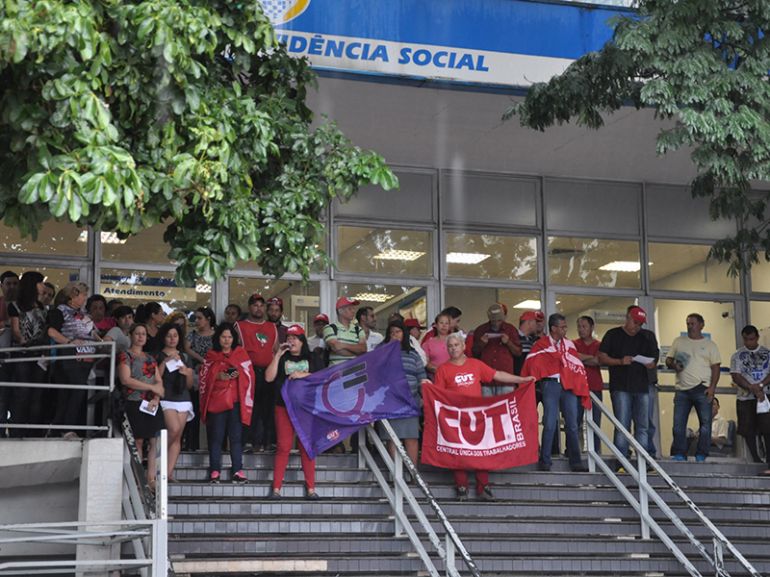 José Reis, Protesto contra a reforma reuniu grupo em frente ao INSS