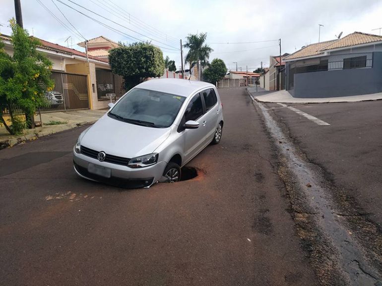 Cedida Bruno Lima, Morador saiu de casa e foi surpreendido pelo buraco na via