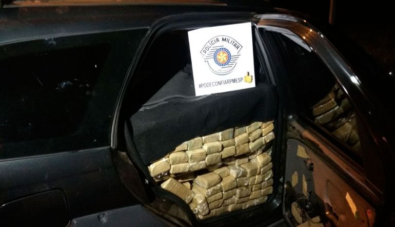 Polícia Militar Rodoviária, Ao todo, 972 tabletes de maconha estavam dentro do veículo