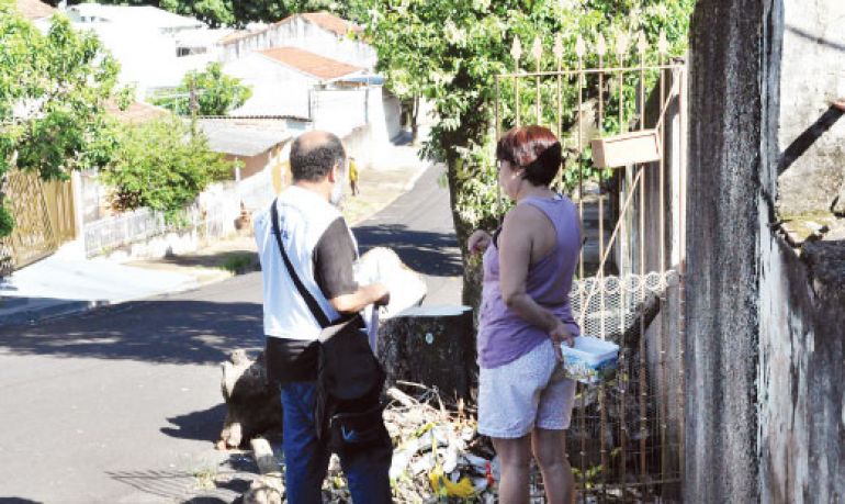 José Reis, Agente da Vigilância Municipal orienta moradora sobre os riscos que o Aedes aegypti dengue pode trazer para a saúde