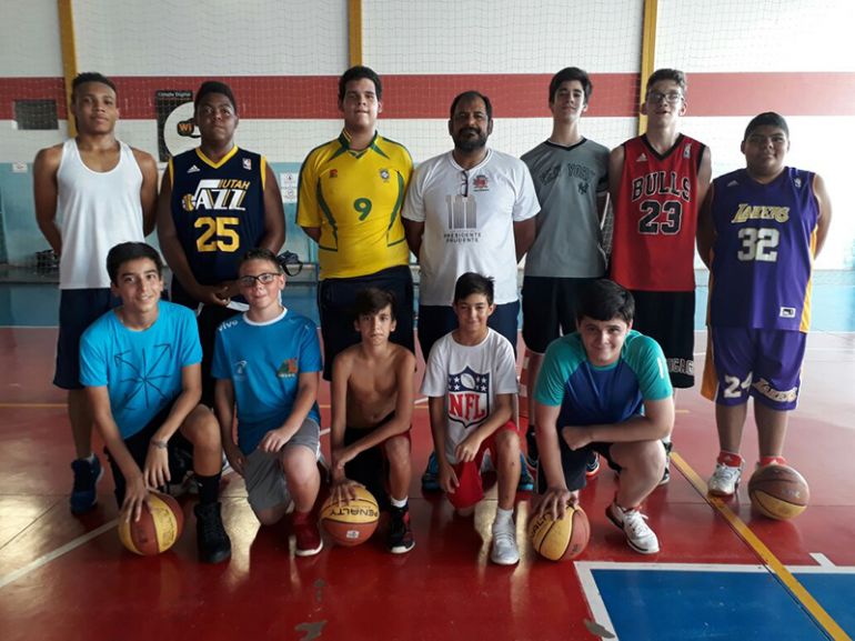 Cedida/ José Alves da Silva Júnior, Negativo, Matheus Segala (ao centro e sem camisa) chama atenção pela habilidade no basquete