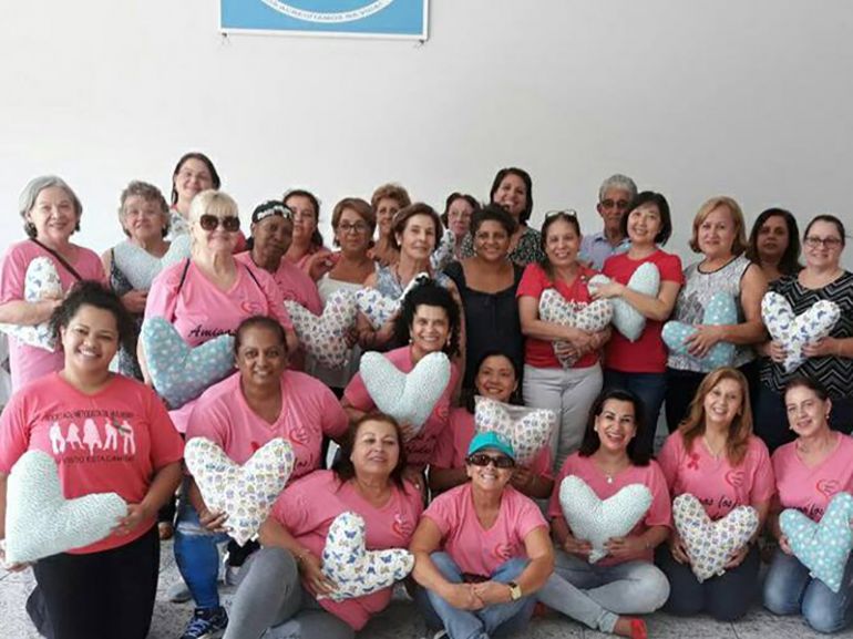 Arquivo Pessoal, Felizes, as Amigas do Coração exibem as almofadas que confeccionam no projeto