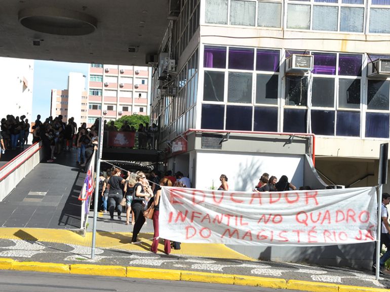 José Reis, Cerca de 250 educadores protestaram ontem, durante o dia, em frente ao Paço Municipal