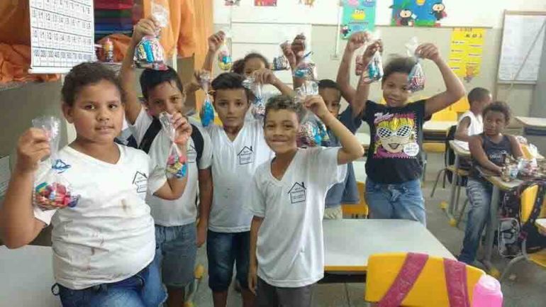 Cedidas / E.M. Professora Odette Duarte da Costa, No sorriso está estampada a alegria das crianças ao receberem o presente