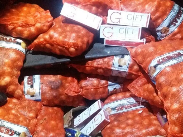 Polícia Militar Rodoviária, Em um dos caminhões, foram encontradas 700 caixas de cigarro, junto à carga de cebolas