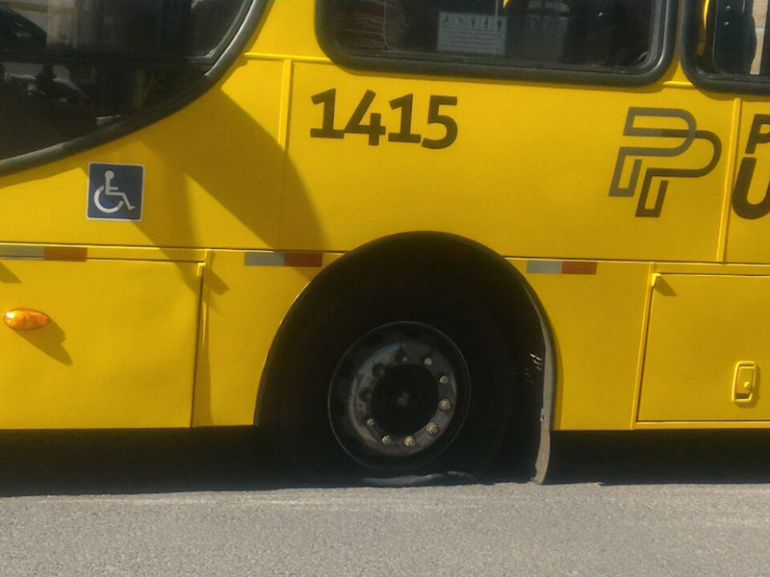 WhatsApp | Usuário flagra estouro de pneu de ônibus da Prudente Urbano
