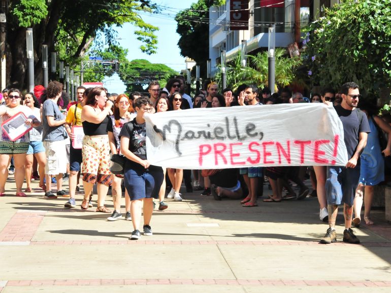 Marcio Oliveira, Dezenas de pessoas se reuniram na Praça Nove de Julho, na manhã de ontem, em Prudente