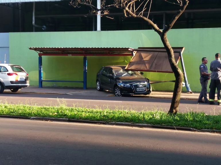 Reprodução/ WhatsApp | Veículo perdeu o controle da direção e atingiu um ponto de ônibus, na Washington Luiz