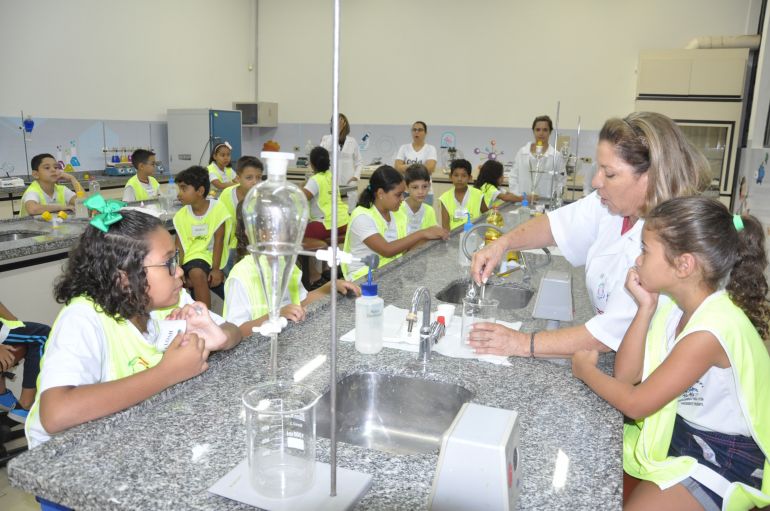 José Reis - Laboratório de química é um dos espaços do Inova Kids; ontem, unidade recebeu os primeiros participantes