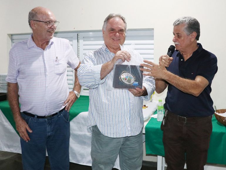 Os diretores do HRC, Isidoro Sana e Antonio da Cunha Braga (dir.), entregam agradecimento ao empresário Osmar Capucci, coordenador dos leilões em prol do hospital