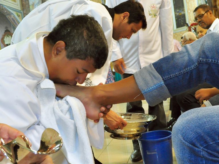 Arquivo - Na celebração de Lava-pés, o sacerdote tira suas vestes de grandeza e poder e reveste-se com o avental do serviço