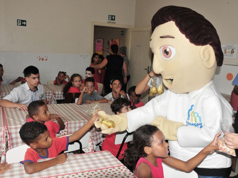 Marcio Oliveira - Chocolates foram confeccionados e entregues pelos próprios adolescentes da Fundação Mirim