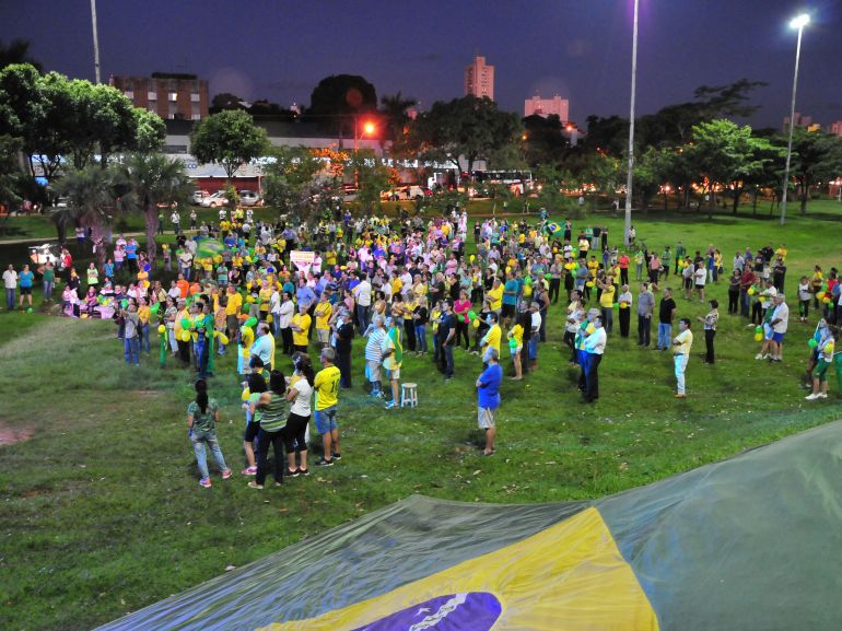 Marcio Oliveira - Vestidos com as cores verde e amarela, público local promoveu gritos em prol da justiça