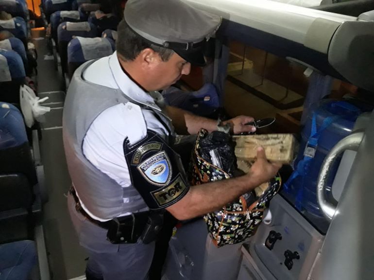 Polícia Militar Rodoviária | Entorpecente estava dentro de uma bolsa, no bagageiro interno