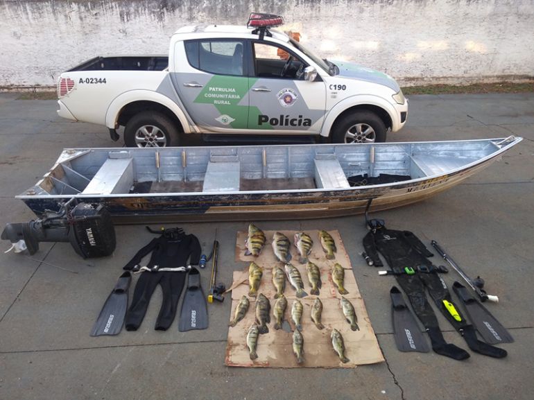 Polícia Militar Ambiental - Peixes foram encontrados já esviscerados, dentro da embarcação