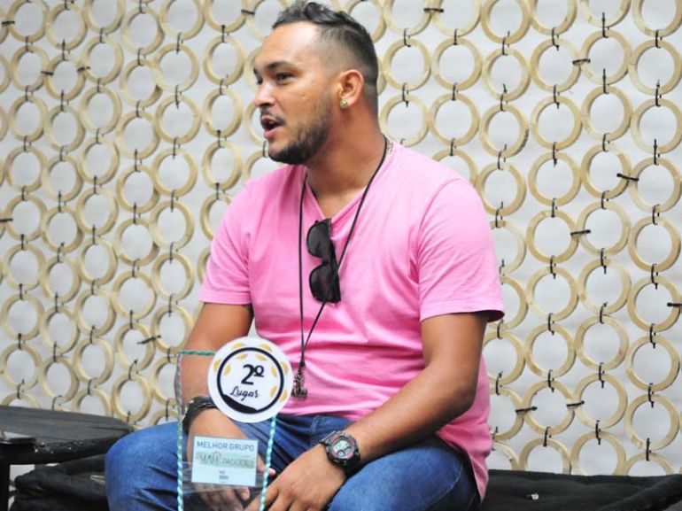 Marcio Oliveira - Para a entrevista a este jornal diário, Diego Stillo trouxe seu troféu, que conquistou com a participação no concurso prudentino