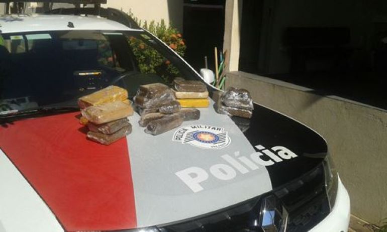 Polícia Militar - 20 tabletes de maconha foram localizados dentro de uma residência em Junqueirópolis