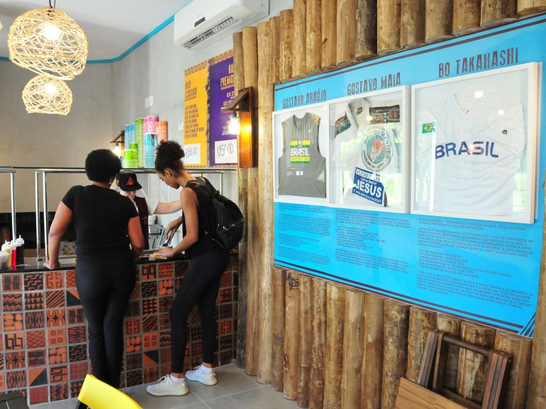 Marcio Oliveira - Fotos e camisas dos atletas estão expostas no Brodah Açaí