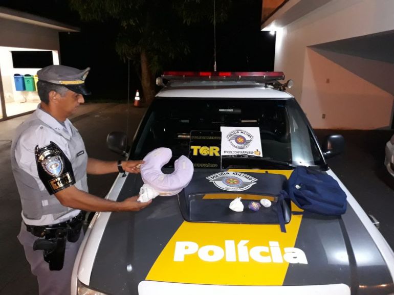 Polícia Militar Rodoviária - Porções de cocaína estavam escondidas dentro de travesseiro
