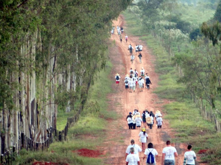 Cedida - Centenas de devotos percorrem, a pé, 100 quilômetros de Caiuá até Santo Expedito