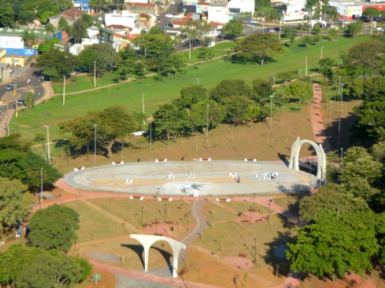 Reprodução - Confeccionado por pedras, é possível observar o mapa da cidade na silhueta da praça