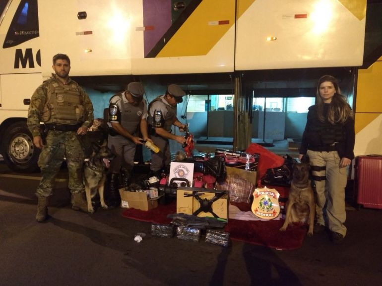Polícia Militar Rodoviária - Materiais apreendidos pela polícia estavam dentro de um ônibus