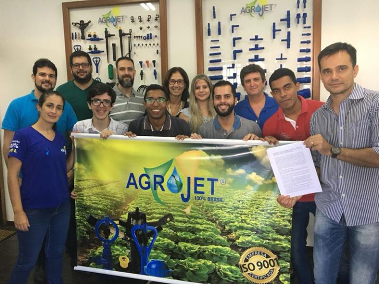 PARCERIA A pró-reitora administrativa da Toledo Prudente, Maria Inês de Toledo Pennacchi Amaral, o coordenador do curso de Engenharia de Produção, Carlos Eduardo Turino com membros da Toledo Prudente e alunos que vão atuar na Agrojet