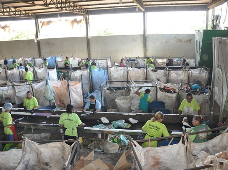 Jose Reis - Após coleta e triagem, lixo é processado por 90 funcionários, que integram quadro da Cooperlix