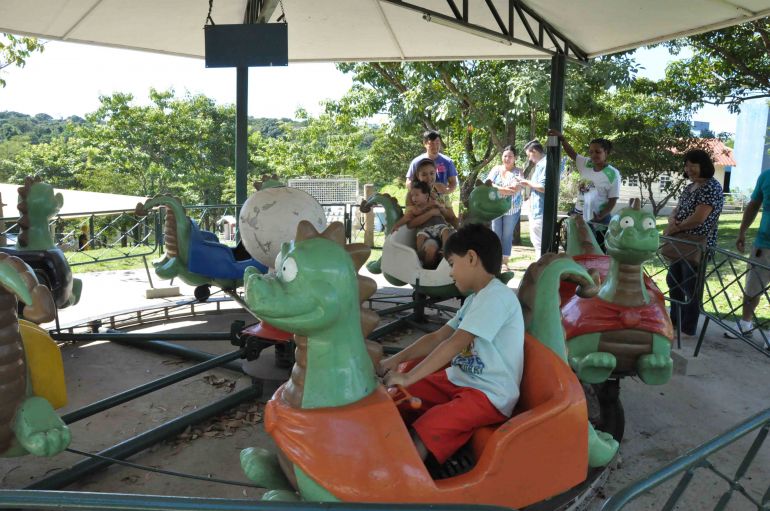 José Reis, Parque aquático da Cidade da Criança ficou movimentado na manhã de ontem, com famílias de outros Estados, como MG e PR