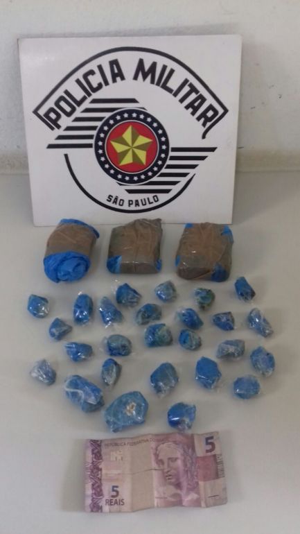 Polícia Militar - Tabletes de maconha e pedras de crack estavam com adolescente