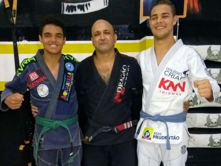 Cedida/Paulo Sergio Mendonça - Lucas Porto e Paulo Vitor são treinados pelo sensei Nilson