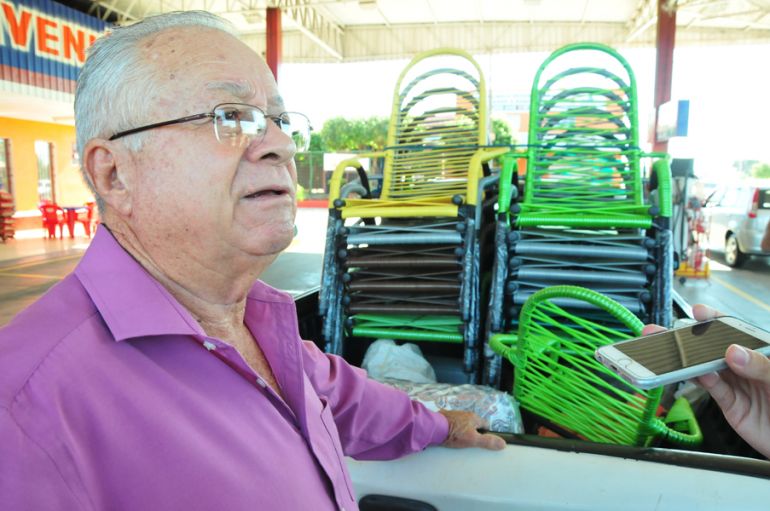 Marcio Oliveira - Ambulante, Cícero tirou o dia de ontem e carregou sua caminhonete com cadeiras de área para comercializá-las