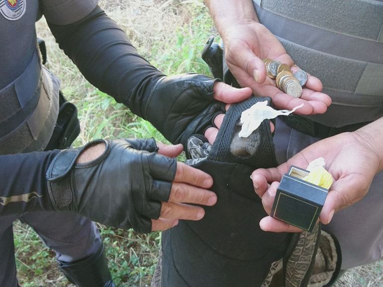 Polícia Militar - Quatro porções de crack foram localizadas na alça de mochila escolar pelos policiais