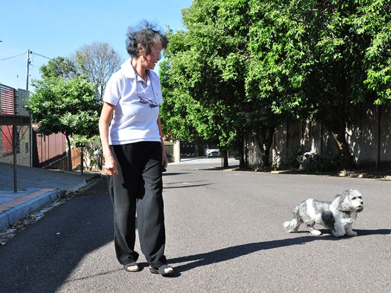 Jose Reis - Ayumi caminha diariamente com seu cachorro pela vizinhança e conta não desanimar com a vida