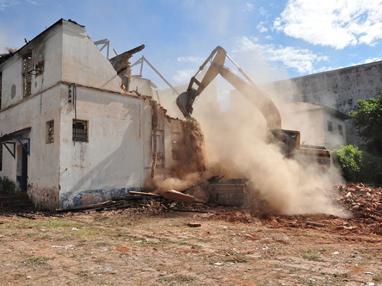Jose Reis - Prefeitura iniciou demolição do prédio da Cati, situado na Avenida Brasil, na manhã de ontem