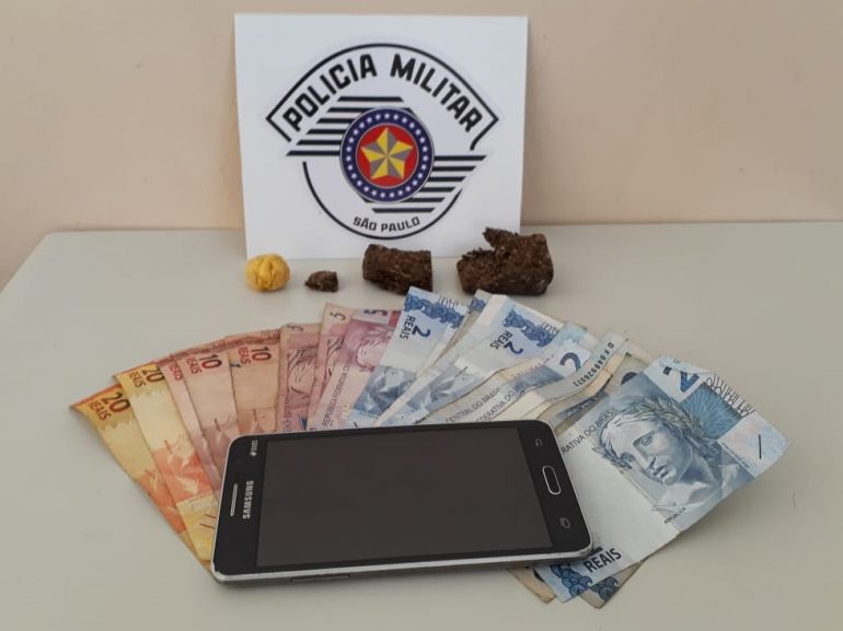 Policia Militar - Além de crack, homem carregava R$ 121 e um aparelho celular