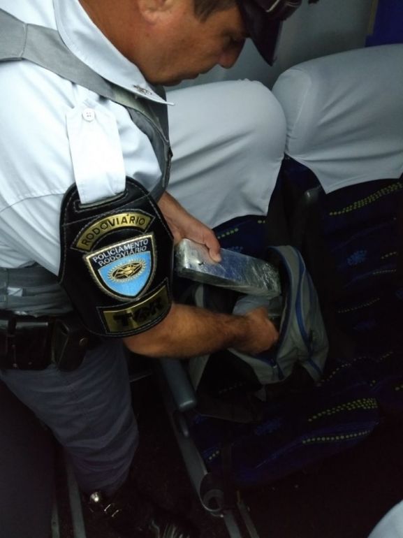 Polícia Militar Rodoviária - Autor foi encontrado com 2 kg de maconha em sua mochila