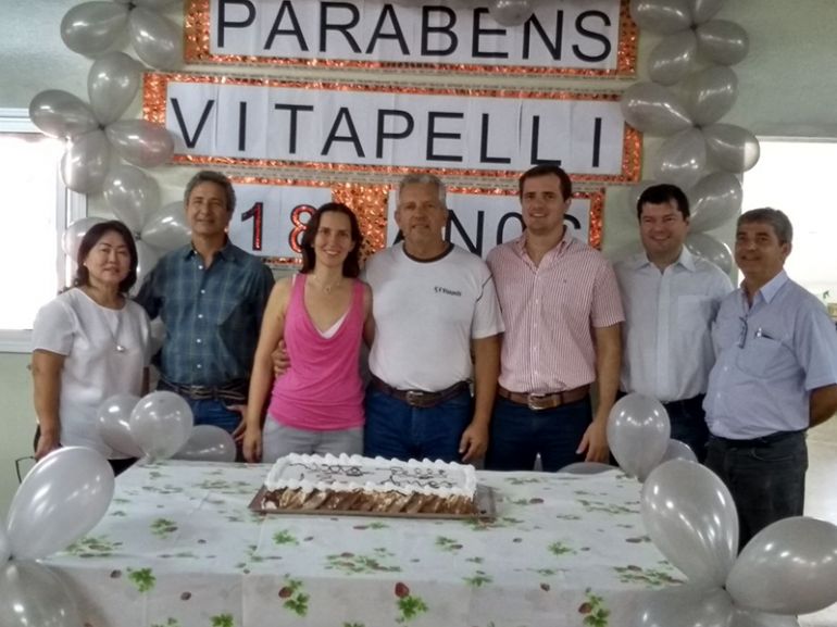 Marina Fumie Sugahara (sócia). Paulo César Faustino (diretor), Alessandra de Amorim Vitale (diretora), Nilson Riga Vitale (diretor presidente), Marcio Martini (diretor) e Alfredo Vasques da Graça Júnior (diretor), comemoram os 18 anos da Vitapelli