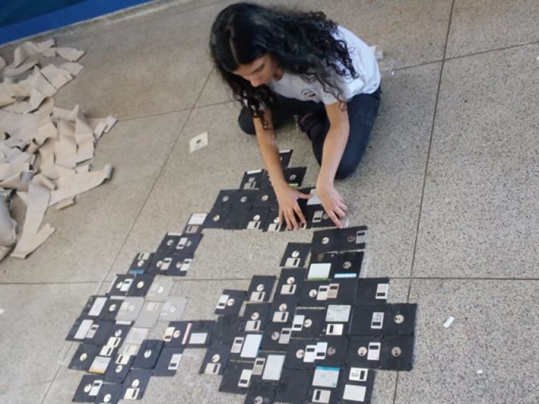 Cedidas - Todas as obras criadas com lixo eletrônico pelos estudantes representam a natureza