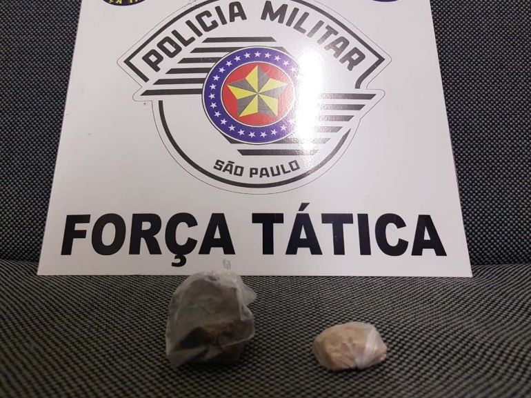 Polícia Militar - Pedra bruta de crack estava embalada em material plástico