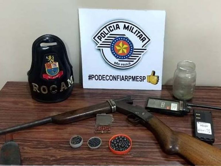 Polícia Militar - Espingarda e outros objetos foram localizados em residência