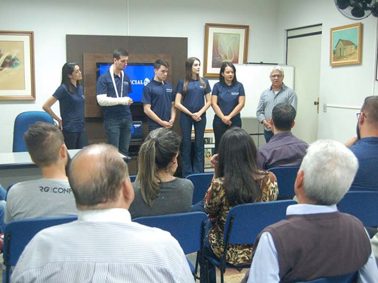 Gabriel Buosi - Estudantes do último termo de Jornalismo apresentaram a proposta durante reunião, na tarde de ontem, na sede de O Imparcial