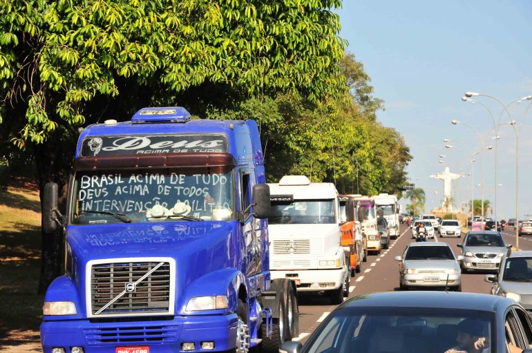 Marcio Oliveira, Uma nova carreata, com buzinaço e pedido de intervenção, circulou pelas avenidas de Prudente na manhã de ontem