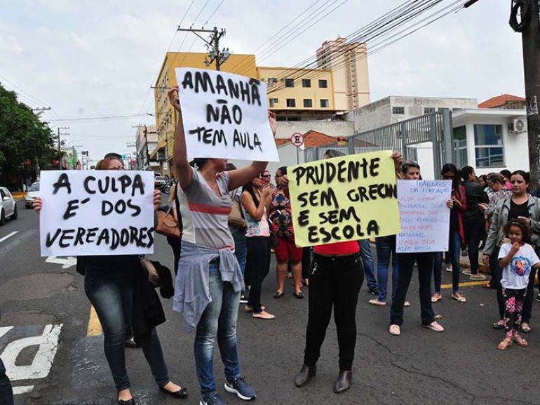 Jose Reis - Professoras temporárias protestaram em frente do prédio do MPE