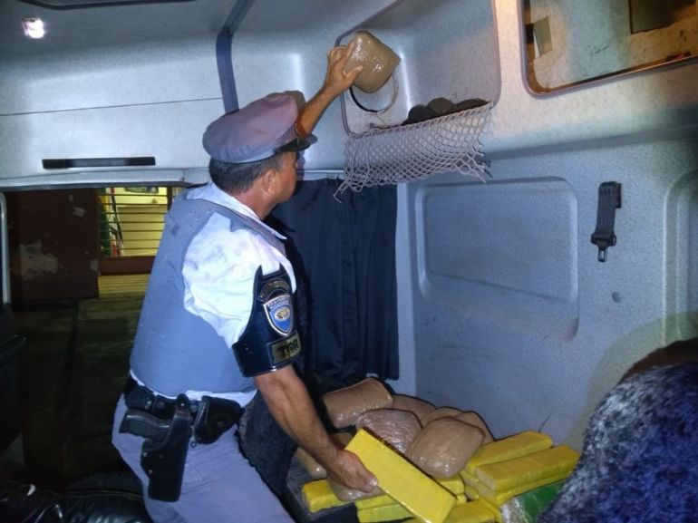 Polícia Militar Rodoviária - Maconha e skank foram localizados em fundo falso de caixa de som, em caminhão