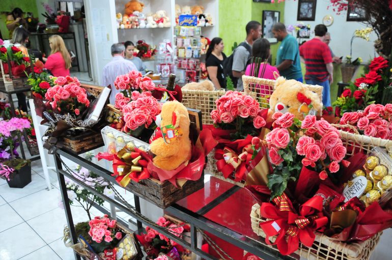 Marcio Oliveira - Ontem,  floriculturas em Prudente registraram grande fluxo de clientes