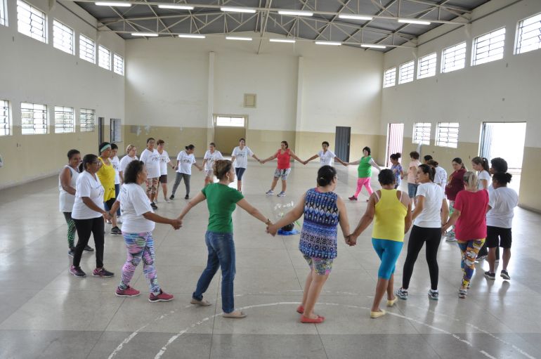 José Reis - Atividade de dança circular é realizada com grupo de pacientes em Prudente