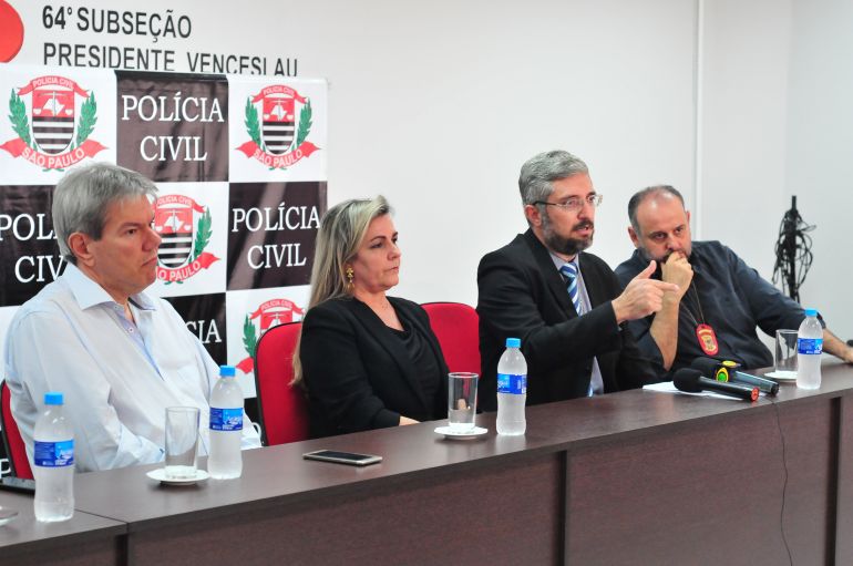 Marcio Oliveira - Delegado do caso (de óculos) e membros da OAB falaram sobre o crime